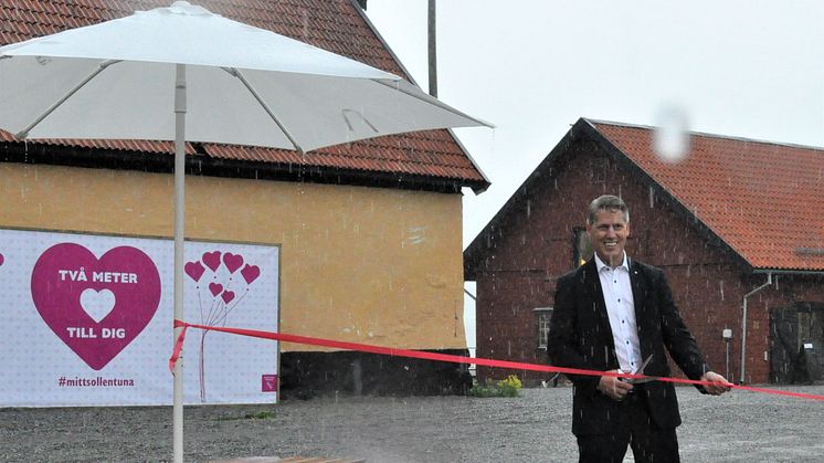 Henrik Thunes (M) inviger kampanjen "Två meter kärlek till dig" i ösregnet på Stallbacken i Sollentuna