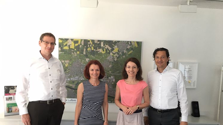 v.l.n.r. Dr. Stephan Zimmermann (Geschäftsführer Deutsche Glasfaser), Anke Prätzas (Wirtschaftsförderung Stadt Maintal), Monika Böttcher (Bürgermeisterin Stadt Maintal) und Frank Geltinger (Regionalleiter von Deutsche Glasfaser Hessen)