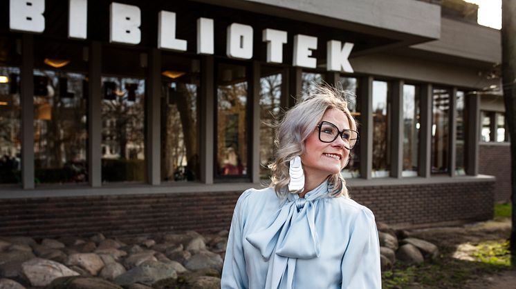 Bibliotekschefen i Helsingborg, Karin Ahlstedt, jublar över beslutet. Foto: Julia Lindemalm