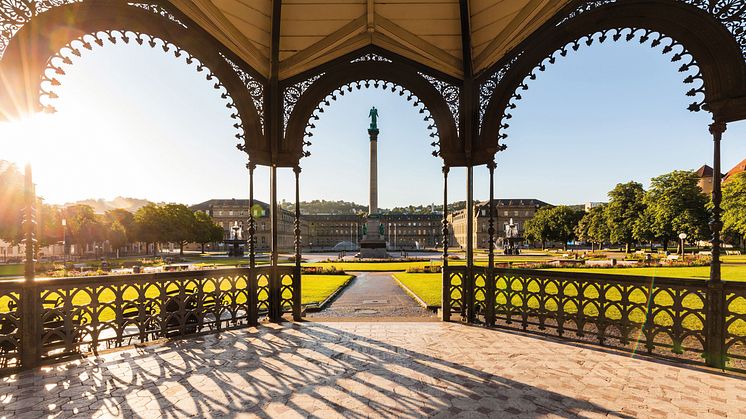 Stuttgart_Schlossplatz,_vom_Pavillon_auf_die_Jubiläumssäule_mit_Concordia