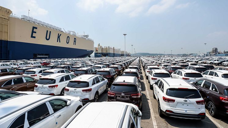 Kia-bilar modellår 2015 väntar på skeppning från hamnen i Pyeongtaek