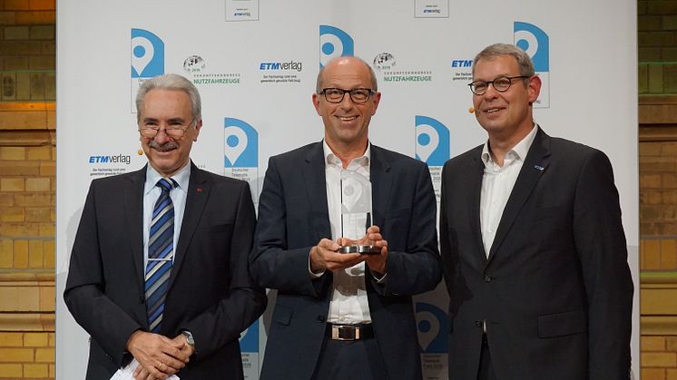 Preisträger Jens Zeller, Geschäftsführer idem telematics GmbH (Mitte) mit dem Jury-Vorsitzenden Prof. Dr.-Ing. Heinz-Leo Dudek (links), Dekan Fakultät Technik, Duale Hochschule Baden-Württemberg und Oliver Trost (rechts) Geschäftsführer ETM Verlag