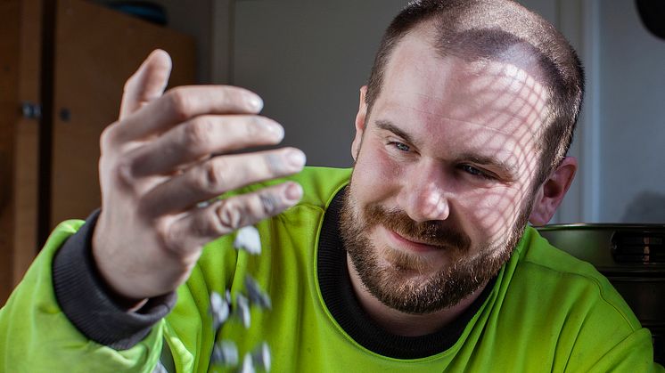 Geolog i Franzefoss, Oliver Queck, har sendt 80 kilo basalt til et forskningsprosjekt i Canada. Foto: Franzefoss