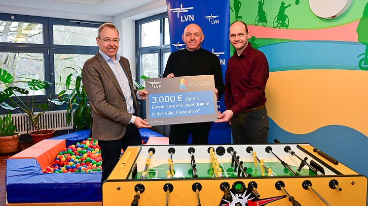 LEW Geschäftsführer Josef Wagner überreicht den Spendenscheck an Alexander Vogt (r.), Leiter heilpädagogisches Schülerwohnheim, und Gregor Beck (l.), Vorstand Fritz-Felsenstein-Haus e.V. (Foto: LEW / Thorsten Franzisi)