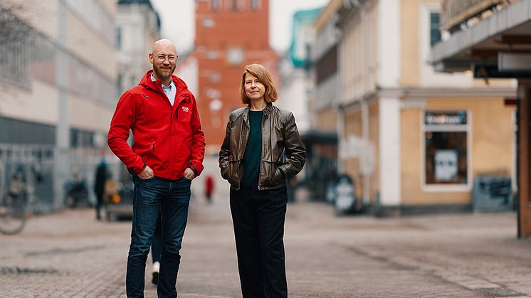 Sandgärdsgatan är en gata med kulturhistoriska värden och utformningen är viktig. På bild Arkitektbolagets Karin Hård af Segerstad och Växjö Energis Daniel Sjödén.