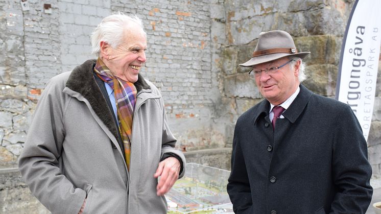 Företagsparkens grundare Anders Wall visar kung Carl XVI Gustaf den plats där kungens farfars farfar Oscar II år 1873 invigde det då nybyggda stålverket Oskarshyttan. Foto: Cari Hildebrand