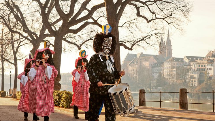 Basler Fasnacht: Tambour und Piccolospieler am Rheinufer mit dem Münster im Hintergrund @ Switzerland Tourism / swiss-image.ch Fotograf: Christof Sonderegger