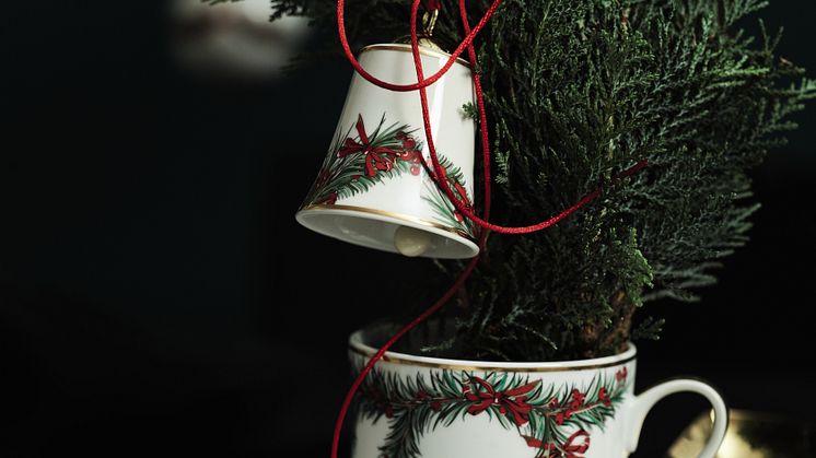 Eye-catcher for twig and tree: Yule porcelain bell by Rosenthal.