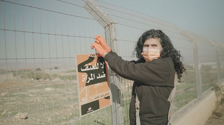 Den palestinska aktivisten Hilda Issa affischerar i byn Bradalah på Västbanken