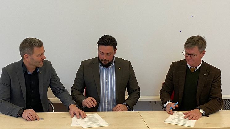 Henrik Andersson, Lucas Lodge och Peter Aronsson signerade samverkansavtalet. 