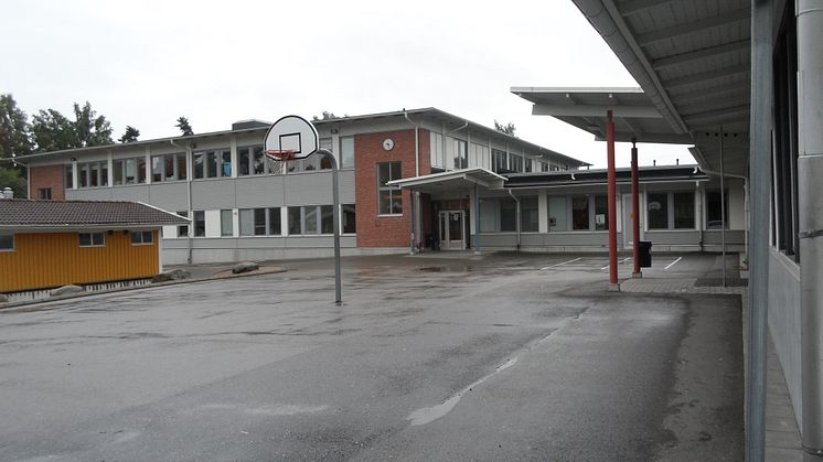 Hjortmosseskolan är en grundskola där förskoleklass till och med år 9-elever går. Här finns också två fritidshem samt klasser med musikinriktning (år 4–9).