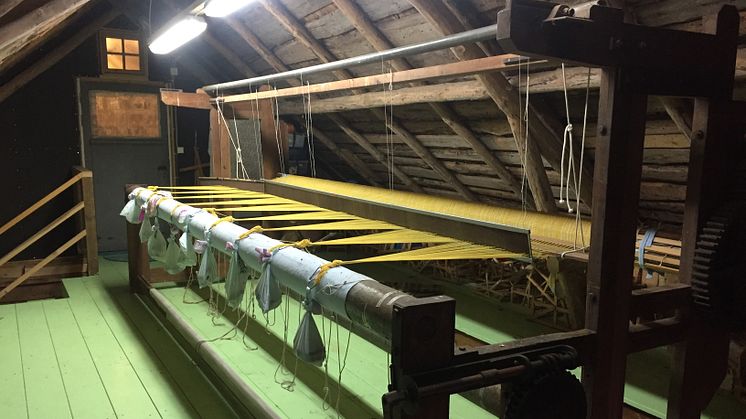 ”Shipyard loom”, platsspecifik väv på varvet Skver gjord av återvunna båtrep, Emelie Röndahl och Anna Ehrlemark, Mali Losijn, Kroatien, 2014. 