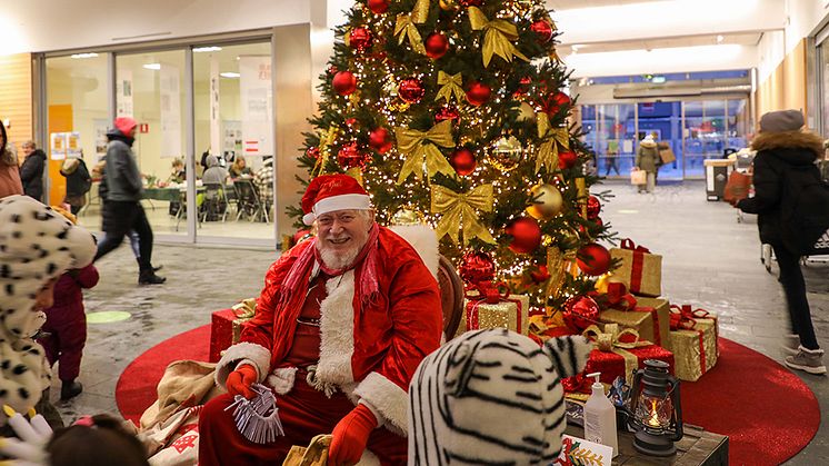 Fredag den 9 december ordnas julfest i Bergsjön Centrum och självklart är tomten på plats. Foto: Rickard Bryngelsson.