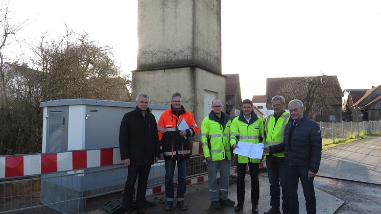 In Seubersdorf zwischen Sudetenstraße und Ostengasse verstärkt das Bayernwerk das Stromnetz