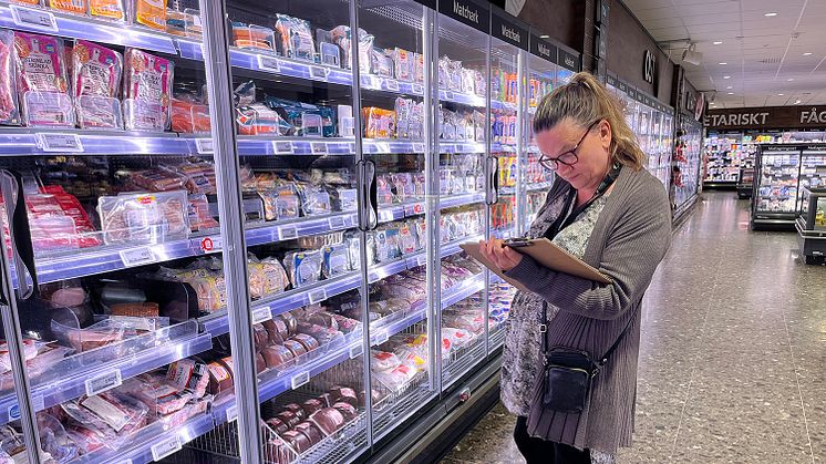 Eva Norrand Andersen, en av kommunens konsumentrådgivare, undersöker livsmedelspriserna i en av Kungsbackas butiker.