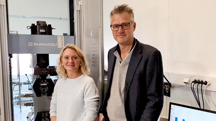 Elin Langaker ved Kiwas materiallaboratorium og Alfred Andersen i ingeniørselskapet FiReCo er fornøyd med samarbeidet om testing av komposittmaterialer.