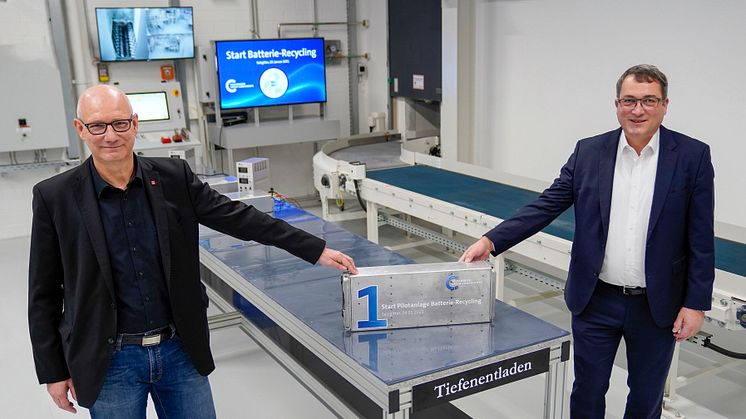 Andreas Salewsky (höger), fabrikschef Volkswagen Group Components Salzgitter, och ordförande i det lokala arbetarrådet Dirk Windmüller startar återvinningsanläggningen.