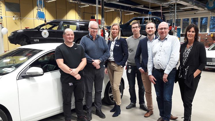 Christian Svensson, Anders Wass, Kristina Bang, Klas Abrahamsson, Jörgen Andersson, Lars Andersen och Linnea Larsson är glada över det nya samarbetet mellan Östrabo Yrkes, Volvo Car Sverige och Brandt Bil.