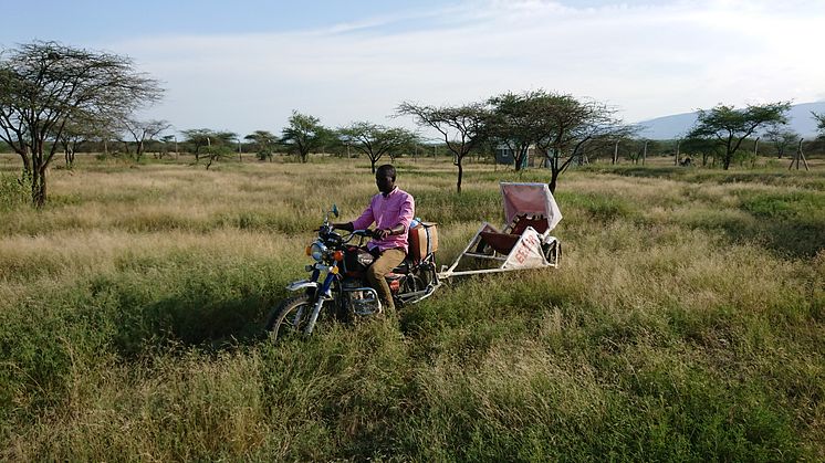 På bilden ses det ekipage som tillsammans med en motorcykel bildar MC-ambulansen som räddar mödrars liv i Burundi. Foto: Lars Klingsbo, PMU 