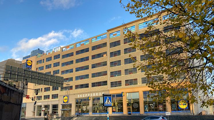 Det nya parkeringshuset vid Jordbrorondellen rymmer även en livsmedelsbutik, en förskola och ett gym. Bild: Gösta Löfström