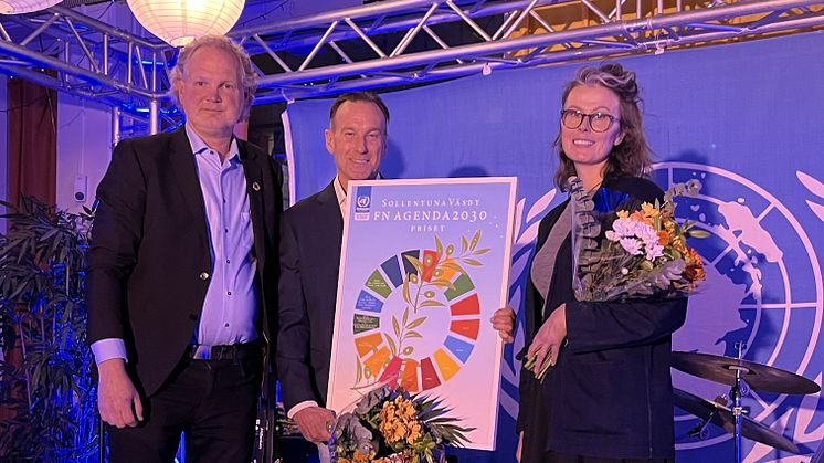 Berndt Josephsson, ordförande i Sollentuna Väsby FN-förening, vinnaren Anders Ström från Bögs Gård och Cecilia Tengroth, generalsekreterare på Svenska FN-förbundet.
