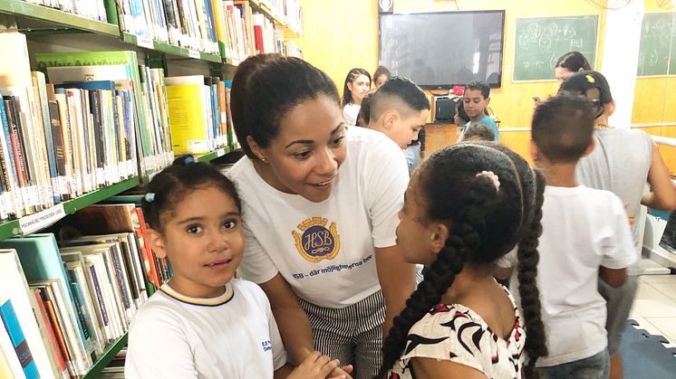 Christina Rickardsson, grundare av Coelho Growth Foundation besöker biblioteket i favelan Heliapolis 