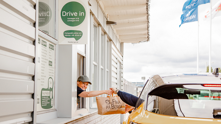 Hos Fika Berga kan kunderna köra in och hämta sin mat via den nya drive-in-luckan på husets gavel.