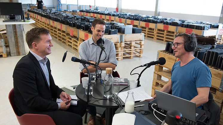 Författaren Jakob Rutqvist, Inregos hållbarhetschef Erik Pettersson och programledaren Ulf Lindholm i premiäravsnittet av podden Cirkulära Affärer. 