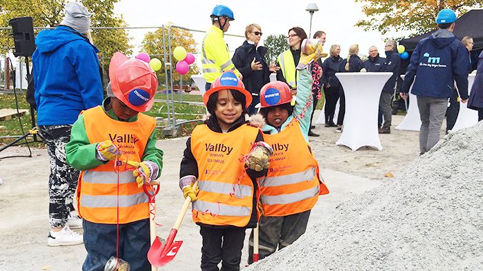 Abdirahman, Adam och Ruweyda visar stolt upp sina skatter.