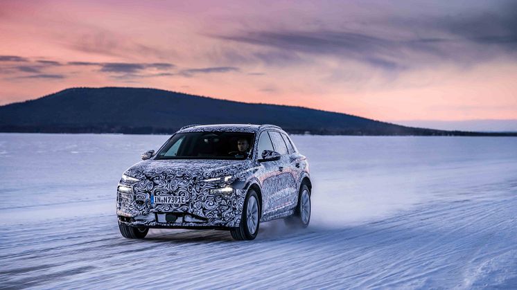 Produktionsnära Audi Q6 e-tron på tester i norr