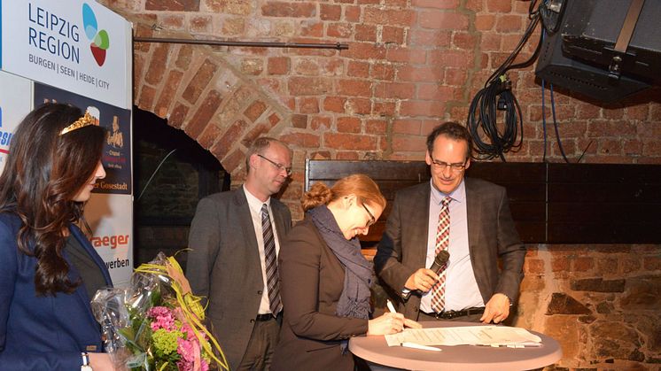 Romina Barth (Stadt Torgau) unterzeichnet den Kooperationsvertrag zwischen Torgau und dem Tourismusverein „Sächsisches Heideland“ e.V. 