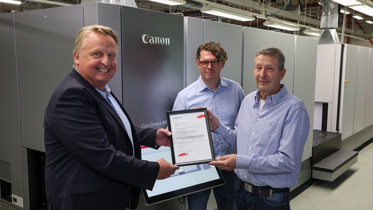 Från vänster: Håkan Ahlberg Canon, Henrik Sandén och Tore Löfvendahl Sandéns Security Printing framför Canon ColorStream 8160.