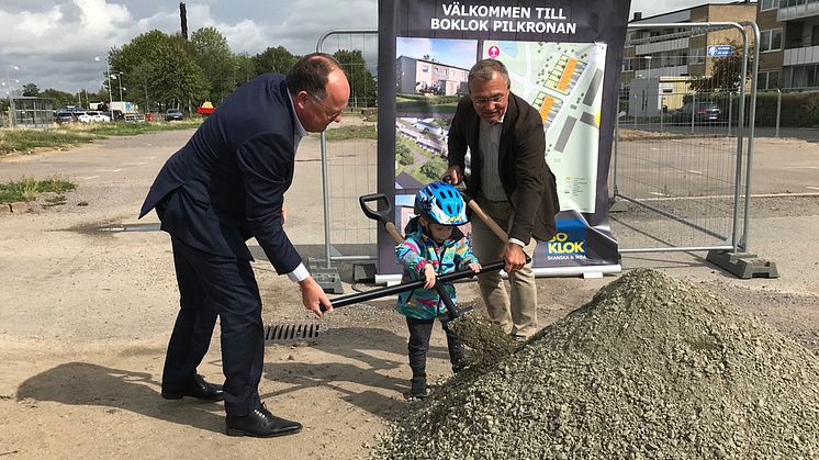 Ludvig högg i och hjälpte Torkild Strandberg, kommunstyrelsens ordförande, och Jonas Spangenberg, VD på BoKlok, när första spadtaget togs för BoKlok Pilkronan i Landskrona.