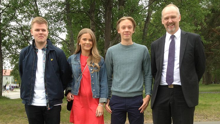 Tre elever på Dragonskolan har fått resestipendiater från Komatsu Forest-stiftelsen. Från vänster: Anton Lundström, Felicia Johansson, Ludvig Wiechel och Martin Ärlestig, fabrikschef för Komatsu Forest. 
