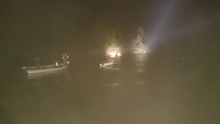 De frivilliga sjöräddarna från RS Lönnånger fick larm om en båt som låg och drev i Mellanfjärden.