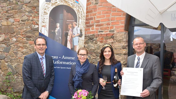 Volker Bremer (Geschäftsführer der LTM GmbH), Romina Barth (Oberbürgermeisterin der Stadt Torgau), Daniela Undeutsch (Sächsische Weinkönigin 2016) und Matthias Müller (Vorsitzender des TV SHL e.V.) freuen sich auf die künftige Kooperation.
