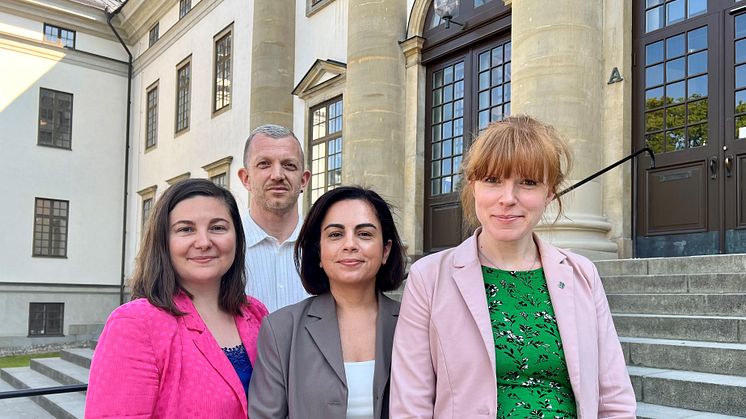 (fr v till h) Sandra Ivanovic Rubin (MP), sjukvårdspolitisk talesperson.  Jonas Lindberg (V) oppositionsregionråd.  Talla Alkurdi (S) hälso- och sjukvårdsregionråd.  Christine Lorne (C) primärvårdsregionråd