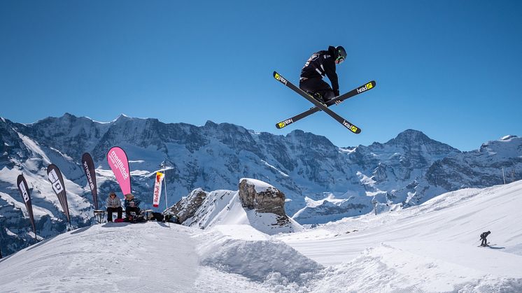 Freeskier vor einmaliger Bergkulisse im Skyline Snowpark