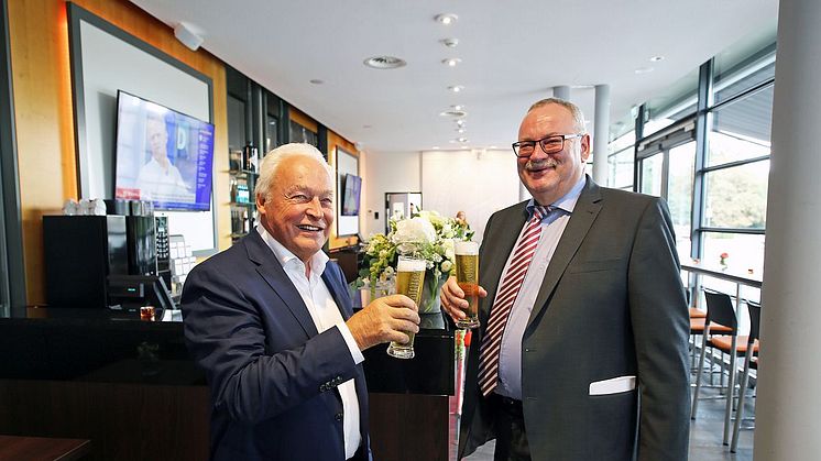 von links: ZSL-Geschäftsführer Winfried Lonzen und Geschäftsführer der Krostitzer Brauerei Wolfgang Welter