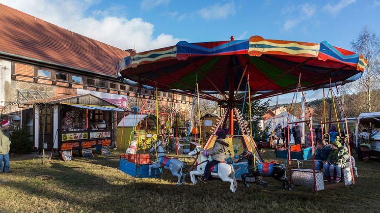 Ländlich gemütlich und nostalgisch: Der Weihnachtsmarkt am Naturparkzentrum Raben im Fläming (TMB-Fotoarchiv/Steffen Lehmann)