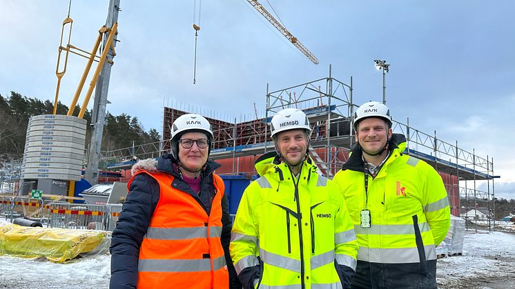 Birgitta Andersson, projektledare samhällsbyggnad, Tobias Lagerwall, projektchef Hemsö och Simon Hagman, projektchef K21 framför bygget av Forshälla-Strands förskola i Råssbyn.