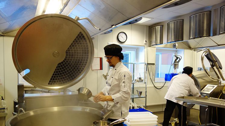 Matlagning inför leverans till Luleå kommun är i full gång i Öjebyns produktionskök. Foto: Sofie Lundmark
