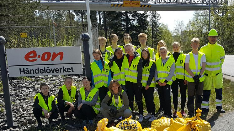 Över 60 ungdomar från idrottsföreningar städade vid Händelöverket. Foto: Mikael Örnliden, Städa Sverige.