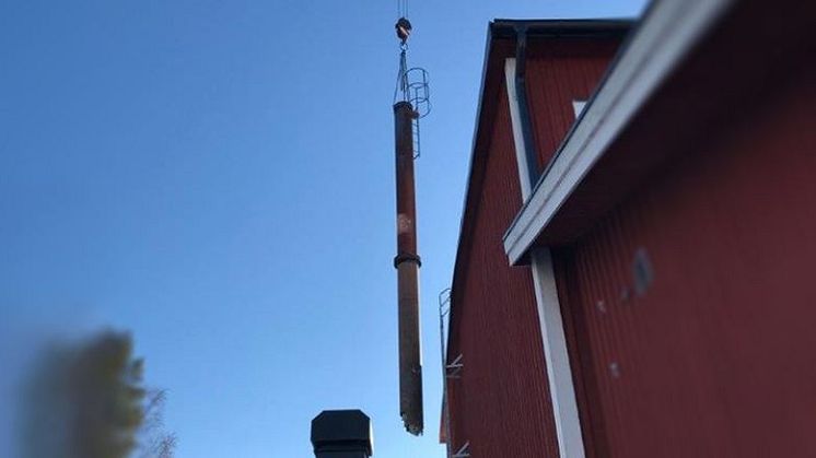 Kranbil lyfte 15 meter hög skorsten på skola i Ludvika