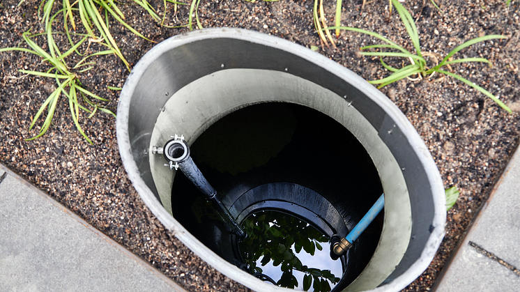 Via et unikt samarbejde mellem installatør og rådgiver på et ombygningsprojekt i Nordsjælland er det for første gang lykkedes at udvikle en metode til at integrere regnvand i cisternen til skyl på douchetoilet.