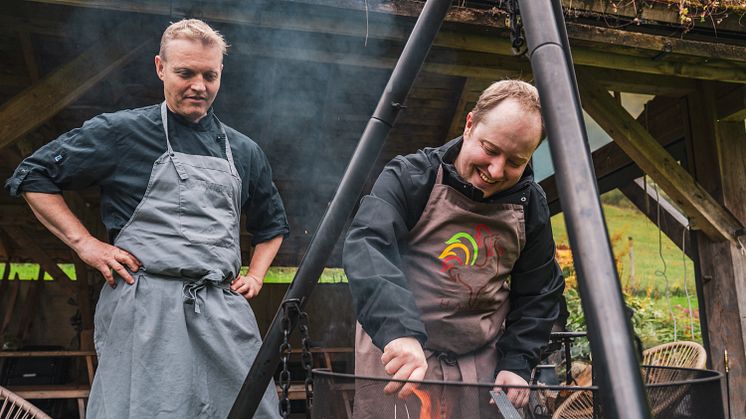 Kjøkkensjef på Fretheim Hotel, Bjarte Finne, (t.h.) samarbeider tett med Odd Ohnstad (t.v.) på Haugen Gardsmat.