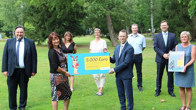 5.000 Euro für neuen Lesestoff: Vertreter der Stadt, der Bücherei und des Bayernwerks bei der Übergabe des Kinderbibliothekspreises 2020 im Teublitzer Stadtpark.