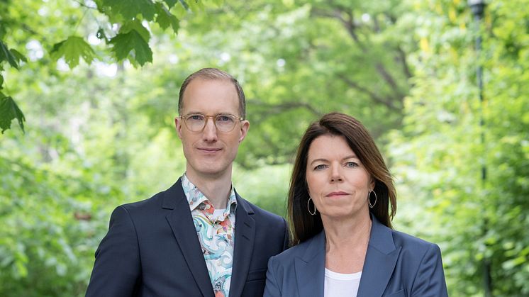 Socialborgarrådet Jan Jönsson (L) och skolborgarrådet Isabel Smedberg-Palmqvist (L) presenterar resultaten från Stockholmsenkäten