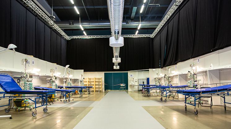 From the Stockholmsmässan alone, 200 people have been working intensely to prepare the field hospital, and on Monday an additional 50 people were on the site.
