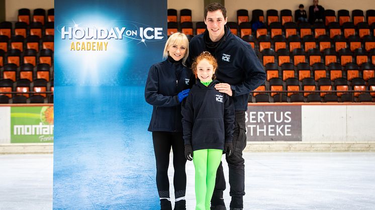 Berliner Nachwuchstalent Victoria-Luise Lippmann trainiert bei HOLIDAY ON ICE ACADEMY mit Idolen Aljona Savchenko und Bruno Massot 